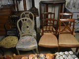 de nombreuses chaises et assiettes sur la table dans la pièce