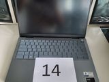 un ordinateur portable posé sur une table sur laquelle est inscrit le chiffre 14