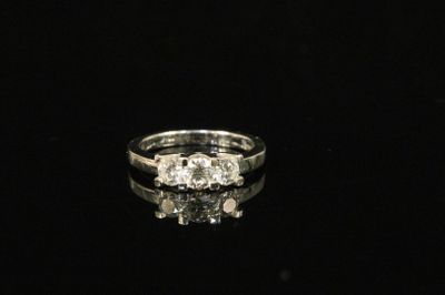 GAREL. Bague jarretière en or gris 18 K (750), sertie de tro…