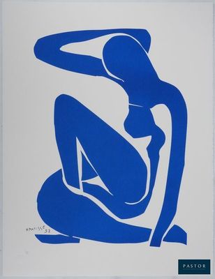un tableau bleu et blanc représentant une femme assise par terre