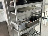 une grille métallique sur laquelle sont posés plusieurs plats et casseroles