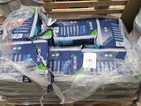 une pile de rouleaux de papier toilette emballés dans du plastique, posée sur une palette