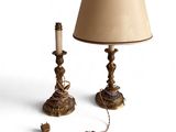 une paire de lampes de table anciennes en laiton, chacune munie d'un abat-jour