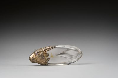 cuillère en argent et en or ornée d'un motif de feuille sur le côté