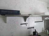 un tableau blanc accroché au mur au-dessus du plan de travail de la cuisine