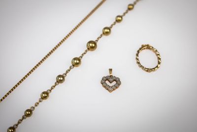 LOT DE BIJOUX FANTAISIE En métal doré Comprenant : une chaîn…