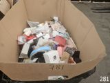 une boîte en carton remplie d'appareils électroniques dans un parking