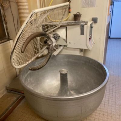 un grand saladier en métal sur lequel est posé un vélo