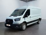 La camionnette blanche est garée à l'intérieur d'une grande pièce blanche.