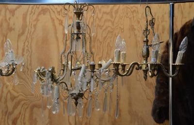 un lustre suspendu au plafond d'une pièce