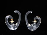 paire de bougeoirs en verre transparent en forme de cygne sur fond noir