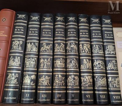 Plusieurs livres sont alignés sur une étagère dans une bibliothèque