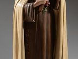 statue représentant une femme tenant un oiseau et un autre oiseau dans ses mains