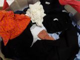 un panier rempli de vêtements posé sur le sol
