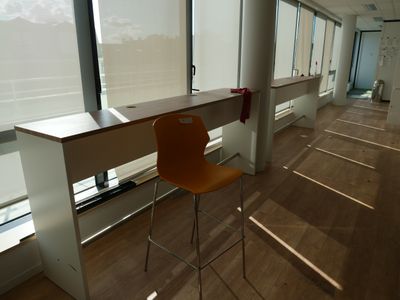 une chaise qui se trouve devant une fenêtre