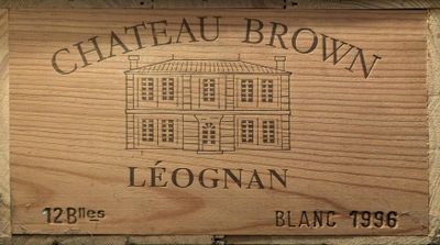 une pancarte en bois sur laquelle on peut lire « Château Brown Leonan »