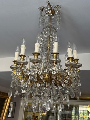 un lustre auquel est suspendu un grand nombre de verres
