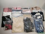 un tas de vêtements posés sur une table