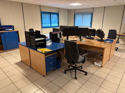 une photo d'une salle informatique avec des ordinateurs et des bureaux