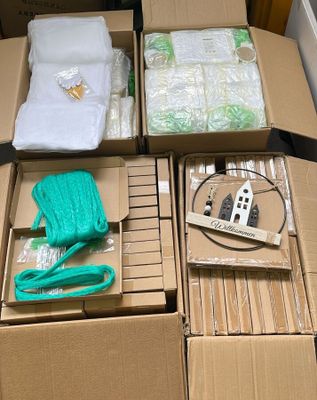 plusieurs cartons remplis d'objets divers posés sur une table