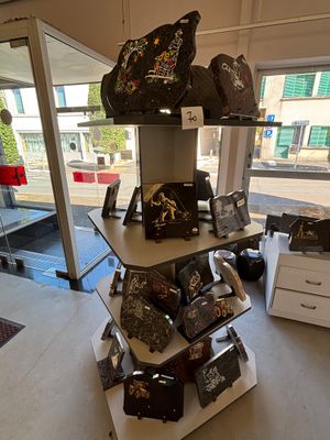 une présentation de sacs à main et d'autres articles dans un magasin