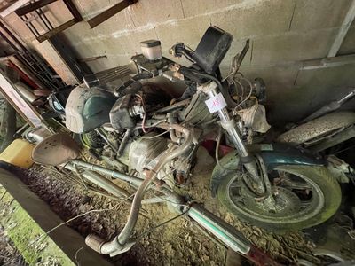 une moto garée dans une grange