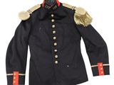 une veste militaire noire avec des boutons dorés et des bordures dorées