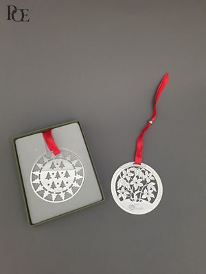 décoration de Noël dans un coffret cadeau orné d'un ruban rouge