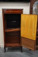 Armoire bibliothèque grillagée en placage de noyer. (photo 2)