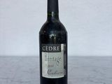 une bouteille de vin posée sur une table