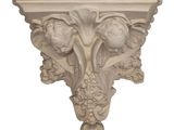 un gros plan d'une console murale décorative ornée de fleurs et de feuilles