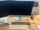 un bureau équipé de deux écrans et d'un clavier
