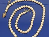 un ensemble composé d'un collier et d'un bracelet en perles et en or