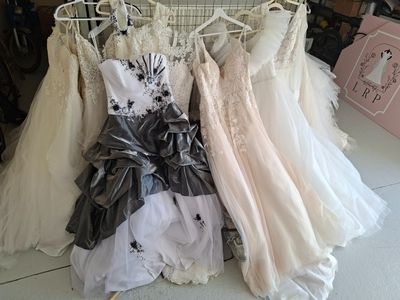 de nombreuses robes de mariée suspendues à un portant