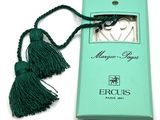 un marque-page vert dont l'extrémité est ornée d'un pompon
