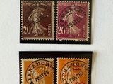 trois timbres différents sur un mur blanc avec une horloge et une horloge