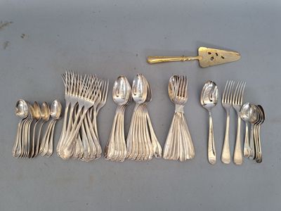 beaucoup de cuillères et de fourchettes en argent sur la table