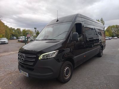 La camionnette Mercedes est garée sur un parking, dans un parking.