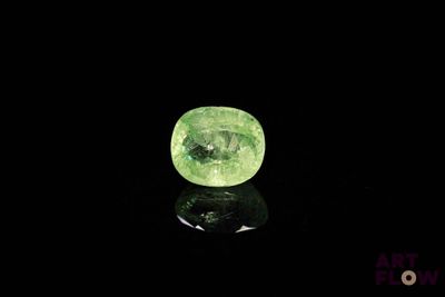 gros plan d'un diamant vert sur une surface noire