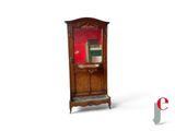 une petite armoire en bois surmontée d'un miroir