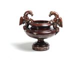 un vase marron surmonté de deux oiseaux