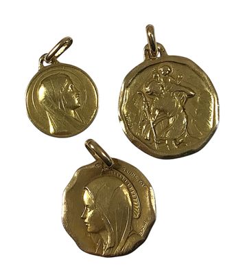 trois pendentifs en forme de pièces d'or représentant un visage de femme et une tête d'homme