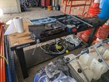 une table sur laquelle se trouvent de nombreux objets