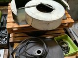 une photo d'un poêle dans un atelier où se trouvent de nombreux outils