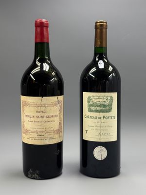 deux bouteilles de vin posées l'une à côté de l'autre sur une table