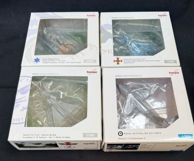 trois boîtes contenant des manettes Nintendo Wii posées sur une surface noire