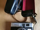 un appareil photo et un étui posés sur une table