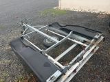 une remorque avec un vélo attelé à l'arrière