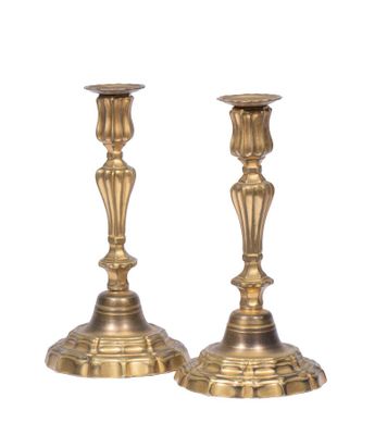 paire de chandeliers anciens en laiton sur fond blanc