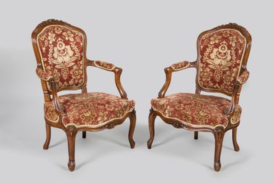 paire de fauteuils de style louis xv